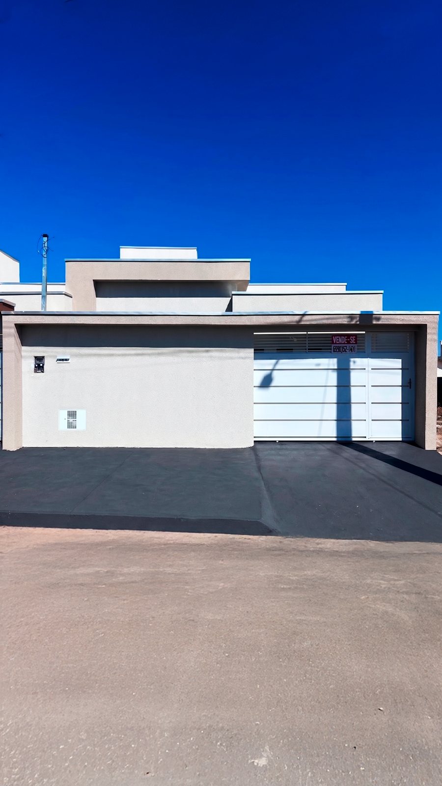 Fachada da casa com garagem coberta