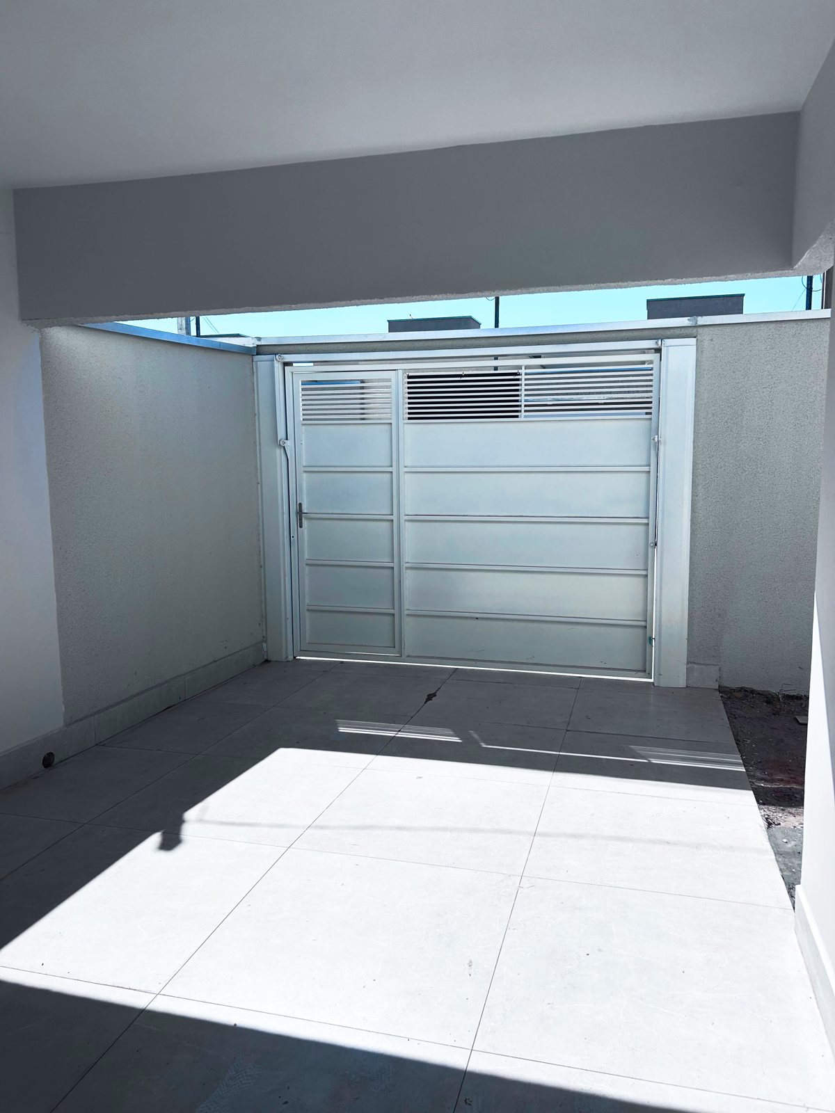 Garagem coberta com portão basculante