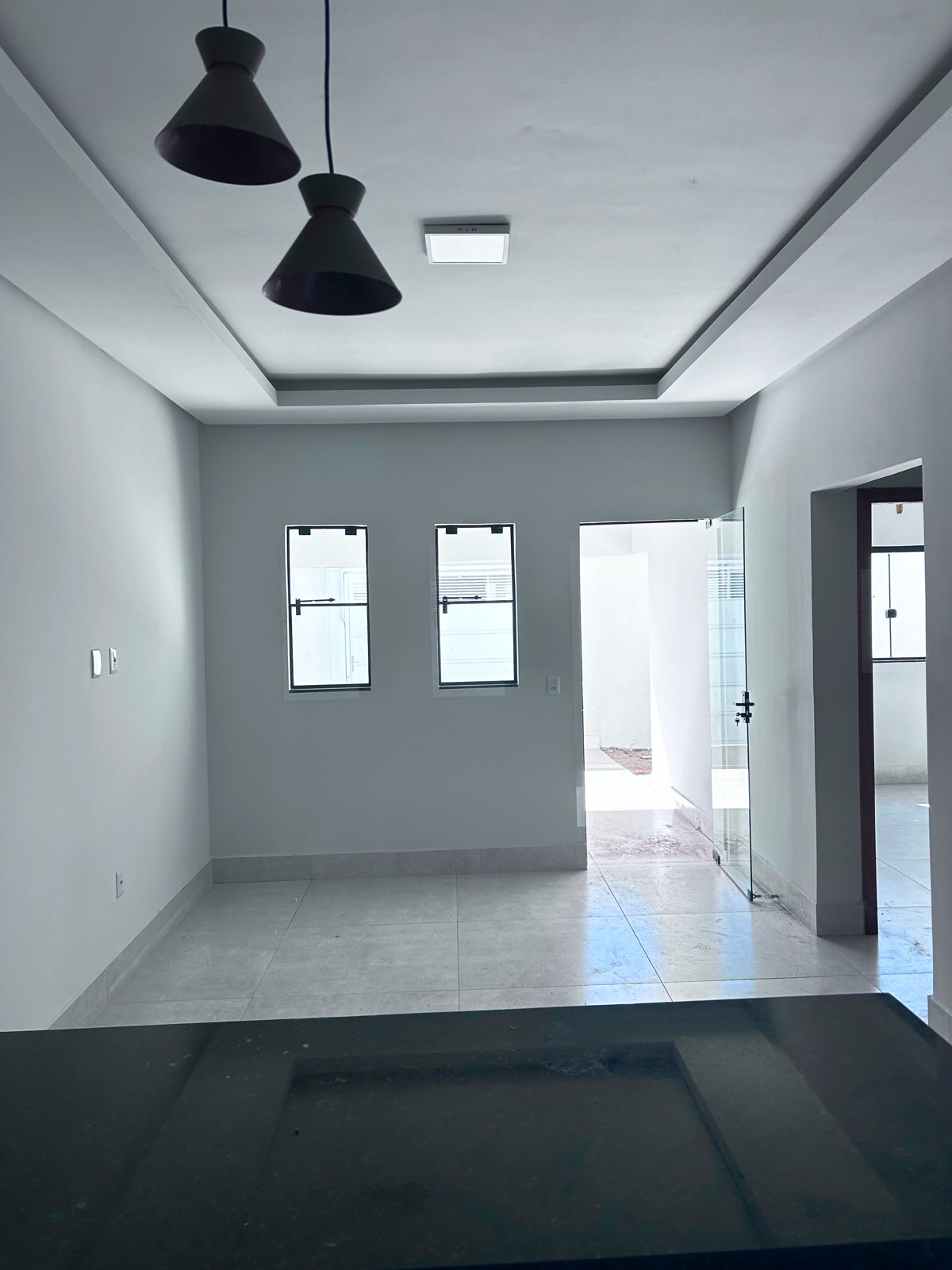 Sala com forro de gesso e porcelanato